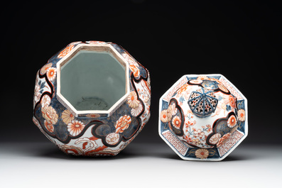 A five-piece Imari-style garniture with birds among flowering branches, incl. 3 stands, Samson, Paris, 19th C.