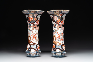 A five-piece Imari-style garniture with birds among flowering branches, incl. 3 stands, Samson, Paris, 19th C.