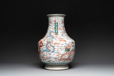 A large Chinese famille rose 'dragon' 'hu' vase, 19/20th C.