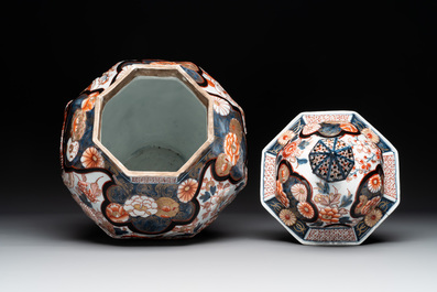 A five-piece Imari-style garniture with birds among flowering branches, incl. 3 stands, Samson, Paris, 19th C.
