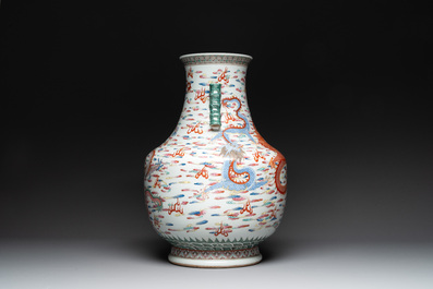 A large Chinese famille rose 'dragon' 'hu' vase, 19/20th C.
