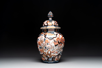 A five-piece Imari-style garniture with birds among flowering branches, incl. 3 stands, Samson, Paris, 19th C.