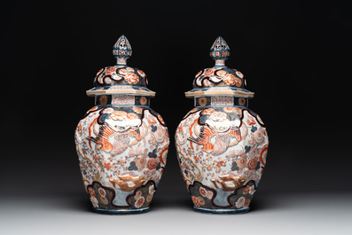 A five-piece Imari-style garniture with birds among flowering branches, incl. 3 stands, Samson, Paris, 19th C.