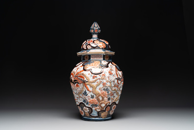 A five-piece Imari-style garniture with birds among flowering branches, incl. 3 stands, Samson, Paris, 19th C.