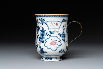 A varied collection of 13 Chinese famille rose, blue and white wares, Transitional period/19th C.