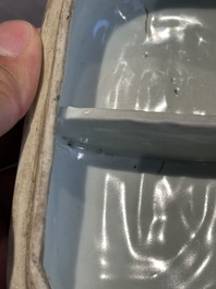 A Chinese blue and white 'kraak' porcelain betel box and cover with a bird on a rock, Wanli