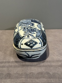 A Chinese blue and white 'kraak' porcelain betel box and cover with a bird on a rock, Wanli