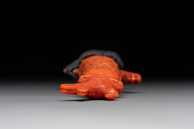 A Chinese carved red coral 'mythical animals' snuff bottle on stand, 19/20th C.