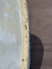 A Chinese blue and white 'kraak' porcelain betel box and cover with a bird on a rock, Wanli