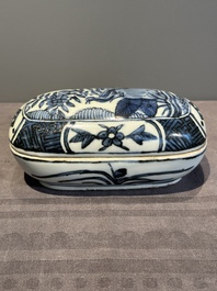 A Chinese blue and white 'kraak' porcelain betel box and cover with a bird on a rock, Wanli