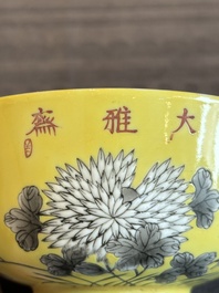 A pair of Chinese 'Da Ya Zhai 大雅齋' yellow-ground grisaille bowls, Yong Qing Chang Chun 永慶長春 mark, 20th C.