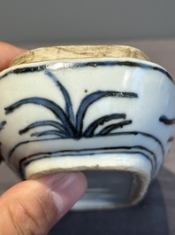 A Chinese blue and white 'kraak' porcelain betel box and cover with a bird on a rock, Wanli