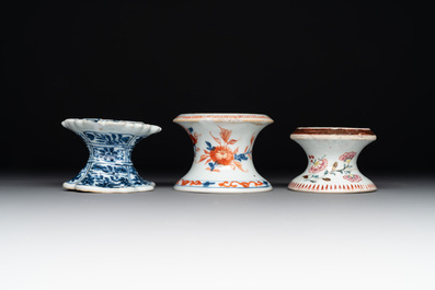 A collection of five Chinese blue and white, famille rose and Imari-style salts, Kangxi/Qianlong