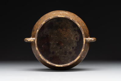 A Chinese gold-splashed bronze censer, Xuande mark, 18/19th C.