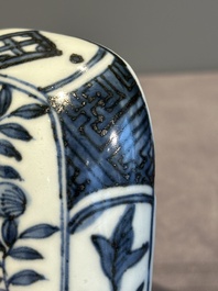 A Chinese blue and white 'kraak' porcelain betel box and cover with a bird on a rock, Wanli