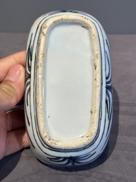 A Chinese blue and white 'kraak' porcelain betel box and cover with a bird on a rock, Wanli