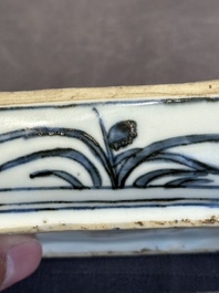 A Chinese blue and white 'kraak' porcelain betel box and cover with a bird on a rock, Wanli