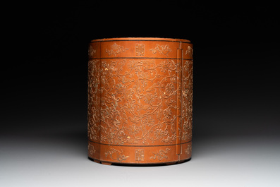 A Chinese bamboo veneered wooden cabinet of curiosities with flower scroll design, 18/19th C.
