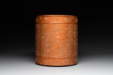 A Chinese bamboo veneered wooden cabinet of curiosities with flower scroll design, 18/19th C.