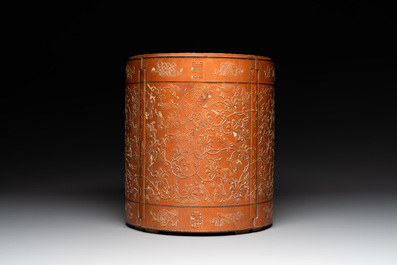 A Chinese bamboo veneered wooden cabinet of curiosities with flower scroll design, 18/19th C.