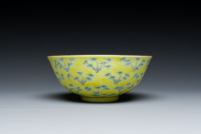 A Chinese blue and white bowl with floral design and a famille verte yellow-ground 'bamboo' bowl, Tongzhi mark, 18/19th C.