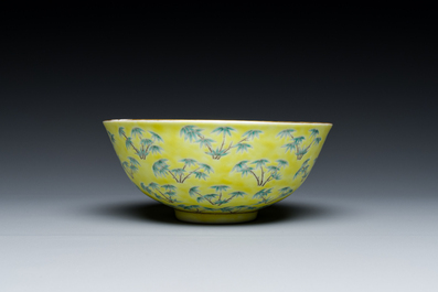 A Chinese blue and white bowl with floral design and a famille verte yellow-ground 'bamboo' bowl, Tongzhi mark, 18/19th C.