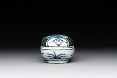 A Chinese blue and white 'kraak' porcelain betel box and cover with a bird on a rock, Wanli
