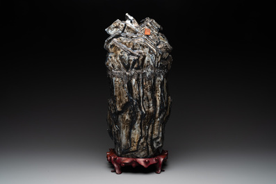 A Chinese polychrome-glazed group with Vanavasin, Qianlong mark, 19th C.