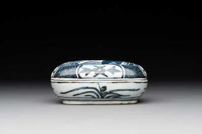 A Chinese blue and white 'kraak' porcelain betel box and cover with a bird on a rock, Wanli