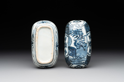 A Chinese blue and white 'kraak' porcelain betel box and cover with a bird on a rock, Wanli