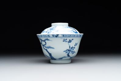 A Chinese blue and white 'figures and a phoenix' tea bowl and cover, Yongzheng
