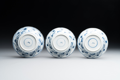 Five Chinese blue and white cups and saucers with floral design, Yu 玉 mark, Kangxi