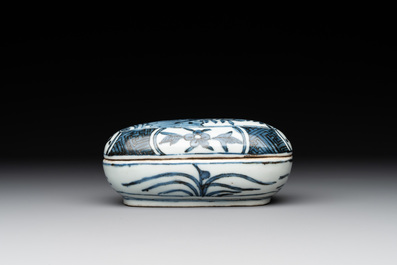 A Chinese blue and white 'kraak' porcelain betel box and cover with a bird on a rock, Wanli