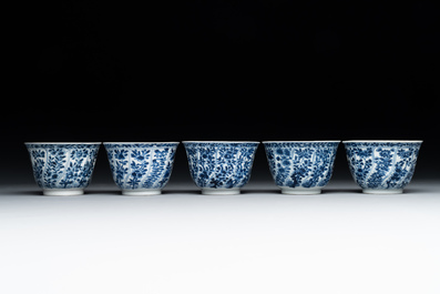 Five Chinese blue and white cups and saucers with floral design, Yu 玉 mark, Kangxi