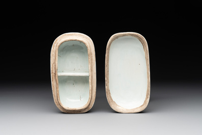 A Chinese blue and white 'kraak' porcelain betel box and cover with a bird on a rock, Wanli