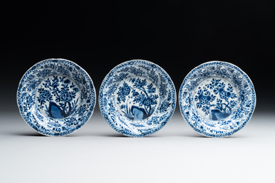 Five Chinese blue and white cups and saucers with floral design, Yu 玉 mark, Kangxi