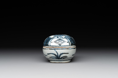 A Chinese blue and white 'kraak' porcelain betel box and cover with a bird on a rock, Wanli