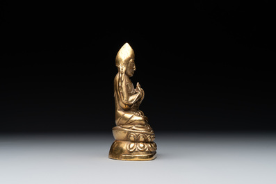 A Sino-Tibetan gilt bronze figure of a lama, 18/19th C.