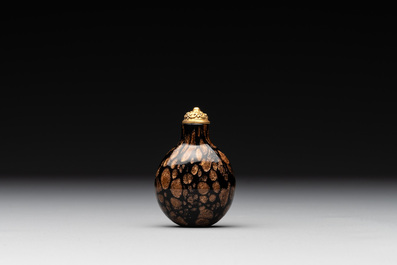 A Chinese aventurine-splashed black glass snuff bottle with a gilt stopper, 18/19th C.
