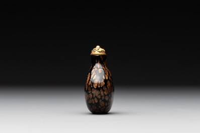 A Chinese aventurine-splashed black glass snuff bottle with a gilt stopper, 18/19th C.