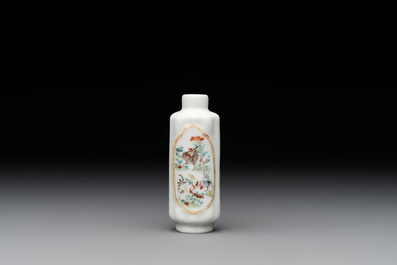 A fine Chinese famille rose 'rooster' snuff bottle, 19th C.