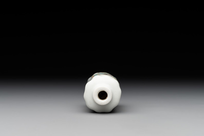 A fine Chinese famille rose 'rooster' snuff bottle, 19th C.