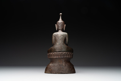 A Burmese bronze figure of a seated Buddha, 18/19th C.