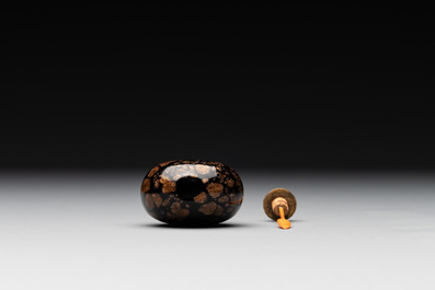 A Chinese aventurine-splashed black glass snuff bottle with a gilt stopper, 18/19th C.