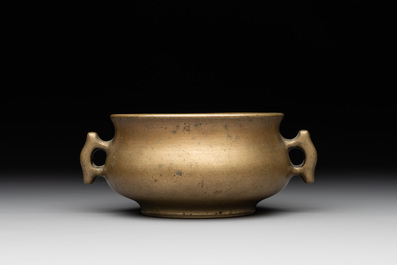 A Chinese bronze censer with 'ji 戟' handles, Xuande mark, 18th C.