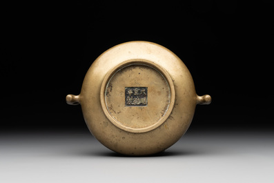 A Chinese bronze censer with 'ji 戟' handles, Xuande mark, 18th C.