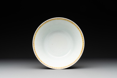 A rare Chinese red-ground Bencharong bowl for the Thai market, 玩玉 Wan Yu Mark, 19th C.