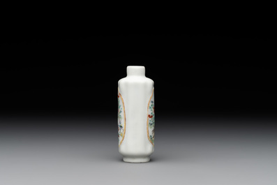 A fine Chinese famille rose 'rooster' snuff bottle, 19th C.