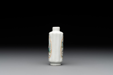 A fine Chinese famille rose 'rooster' snuff bottle, 19th C.
