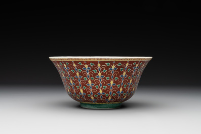 A rare Chinese red-ground Bencharong bowl for the Thai market, 玩玉 Wan Yu Mark, 19th C.